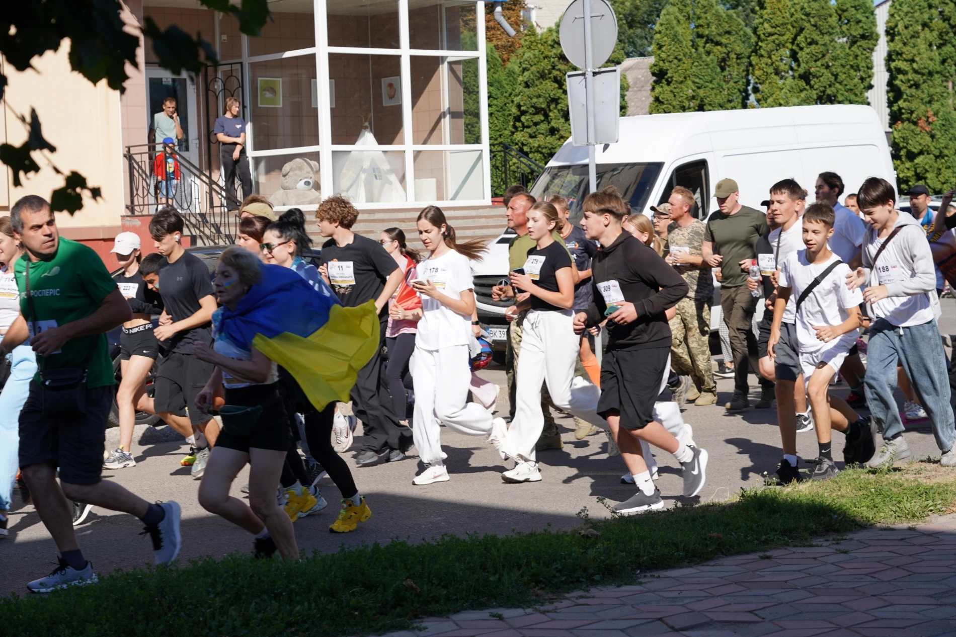 Понад 400 учасників бігли за Героїв: у м. Бар вдруге провели пам’ятний забіг