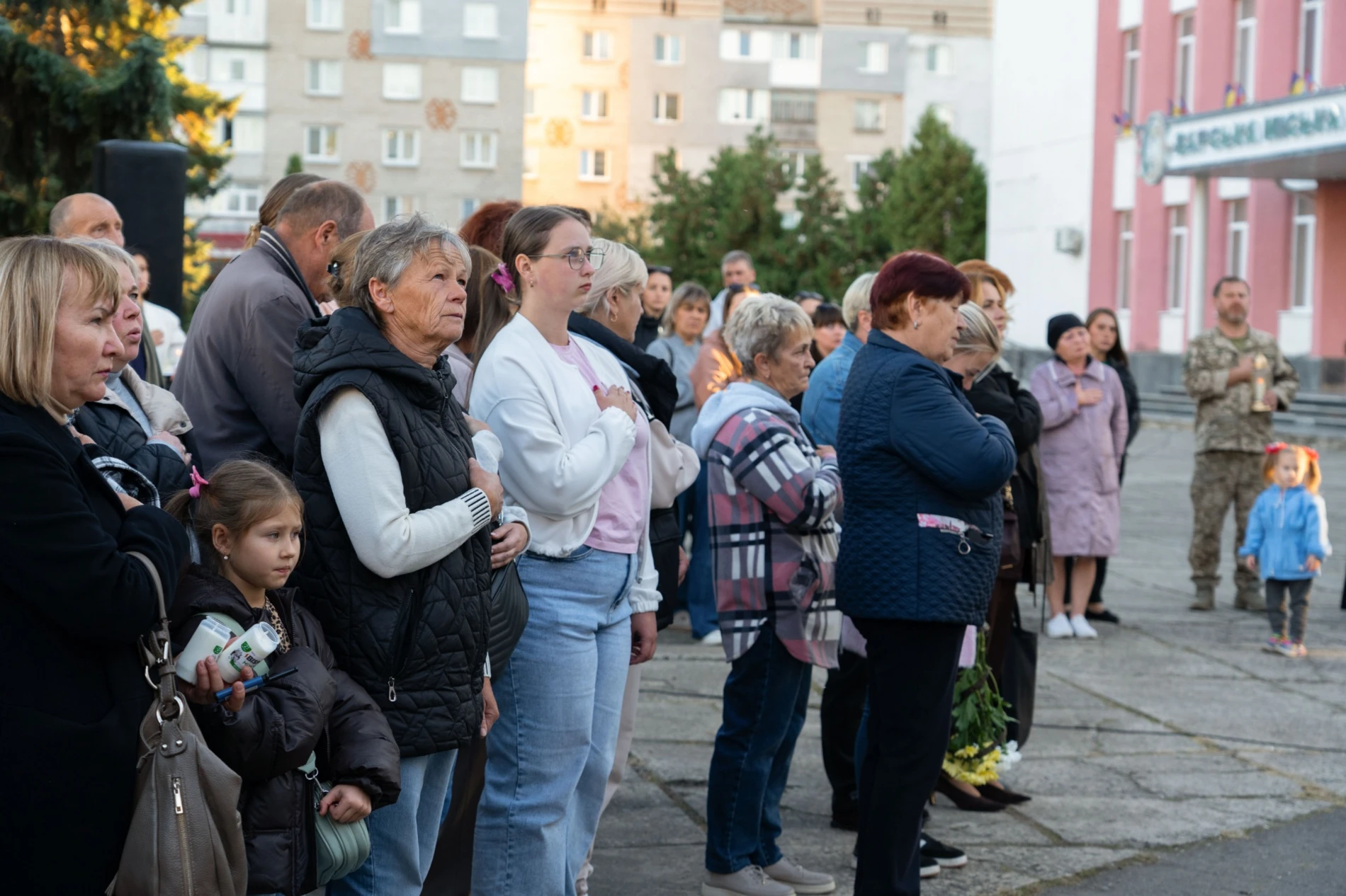У м. Бар біля фотостели Героїв вшанували пам’ять загиблих Захисників громади