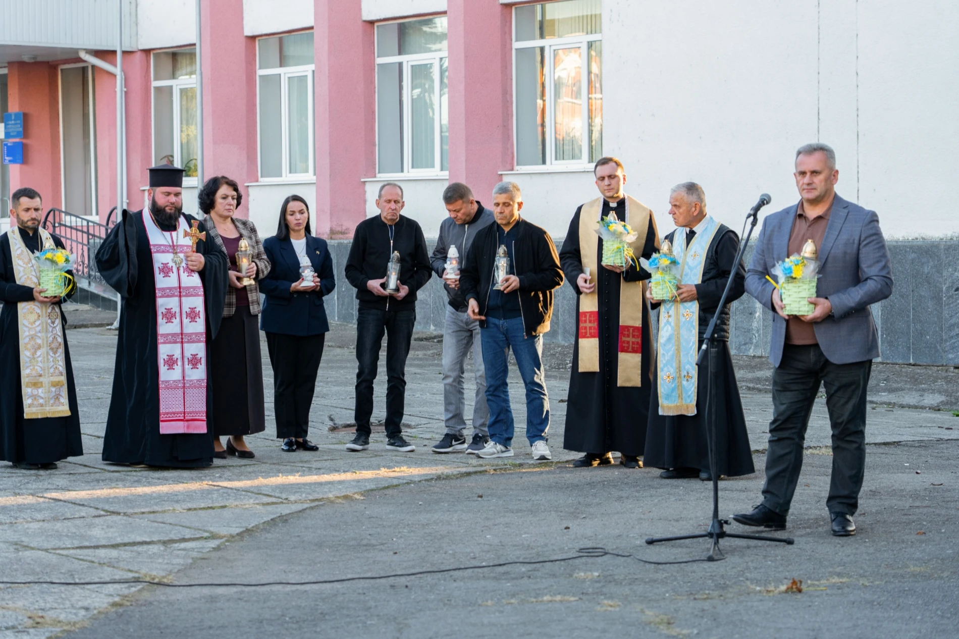 У м. Бар біля фотостели Героїв вшанували пам’ять загиблих Захисників громади