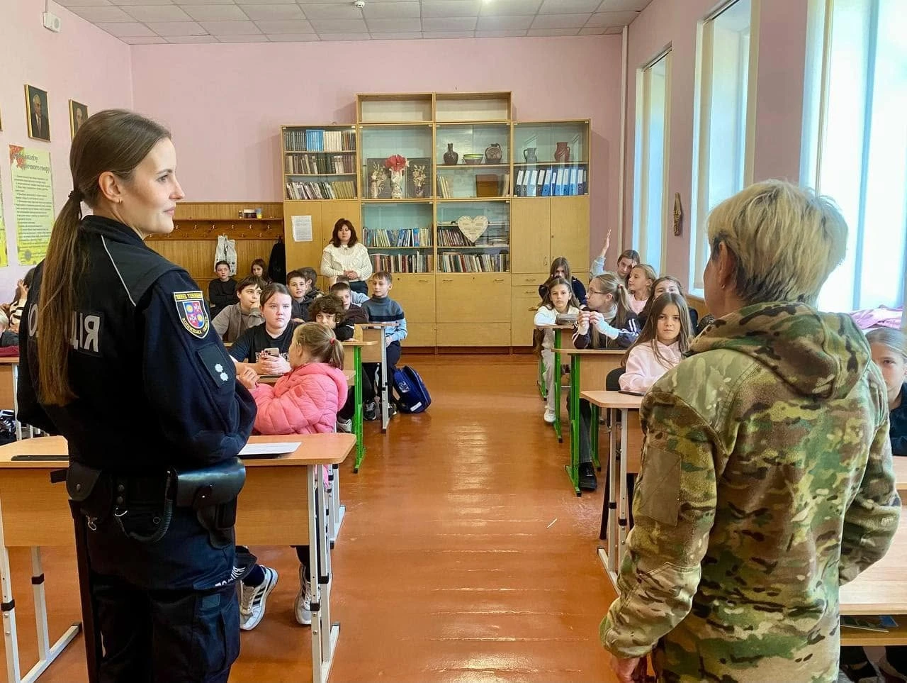 Пам’ятна хода та зустріч із бойовою медикинею: як у ліцеях Бара відзначили День захисників