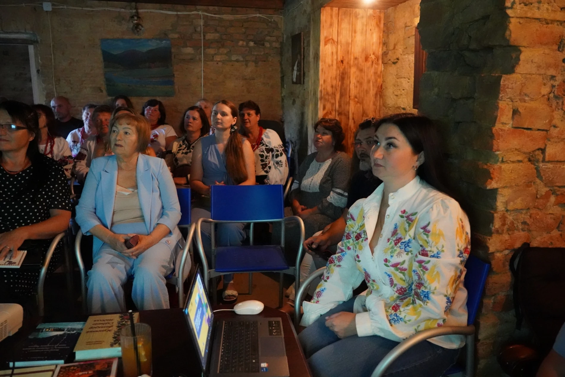 Від фільму про українську пісню до спільного співу біля вогнища: як пройшов кіновечір у Барі