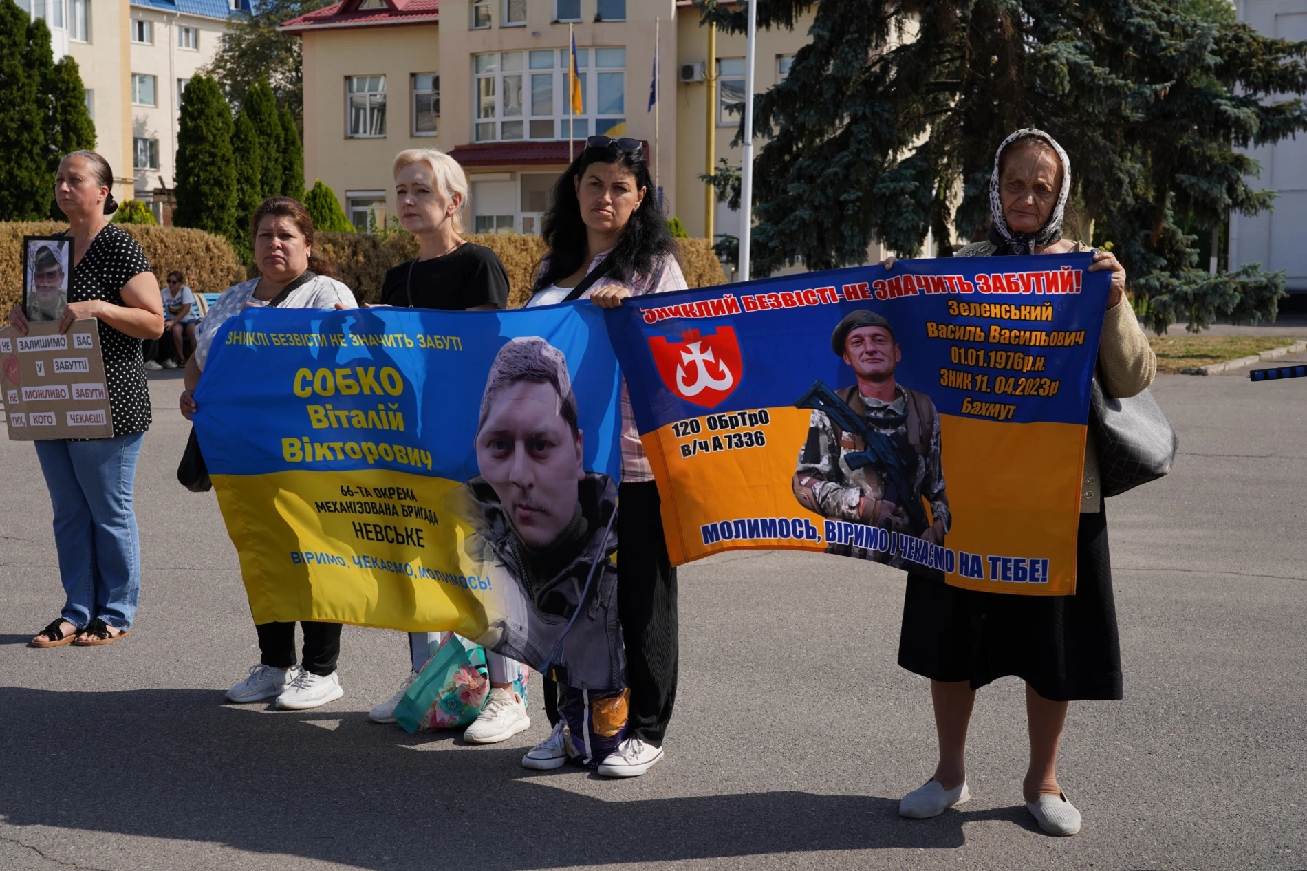 «Ми не припинимо чекати»: у Барі підтримали родини зниклих безвісти та полонених захисників