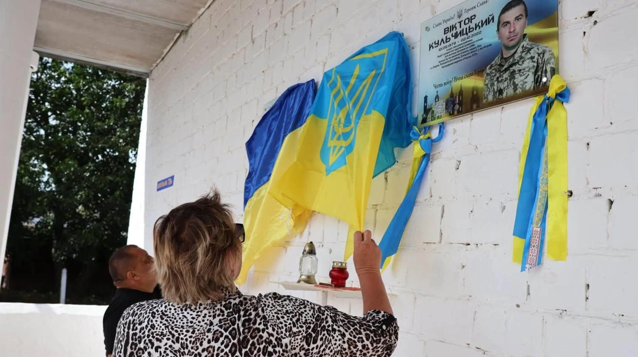 У Сеферівській гімназії відкрили цифрові меморіальні дошки Назару Буличу та Віктору Кавчуку