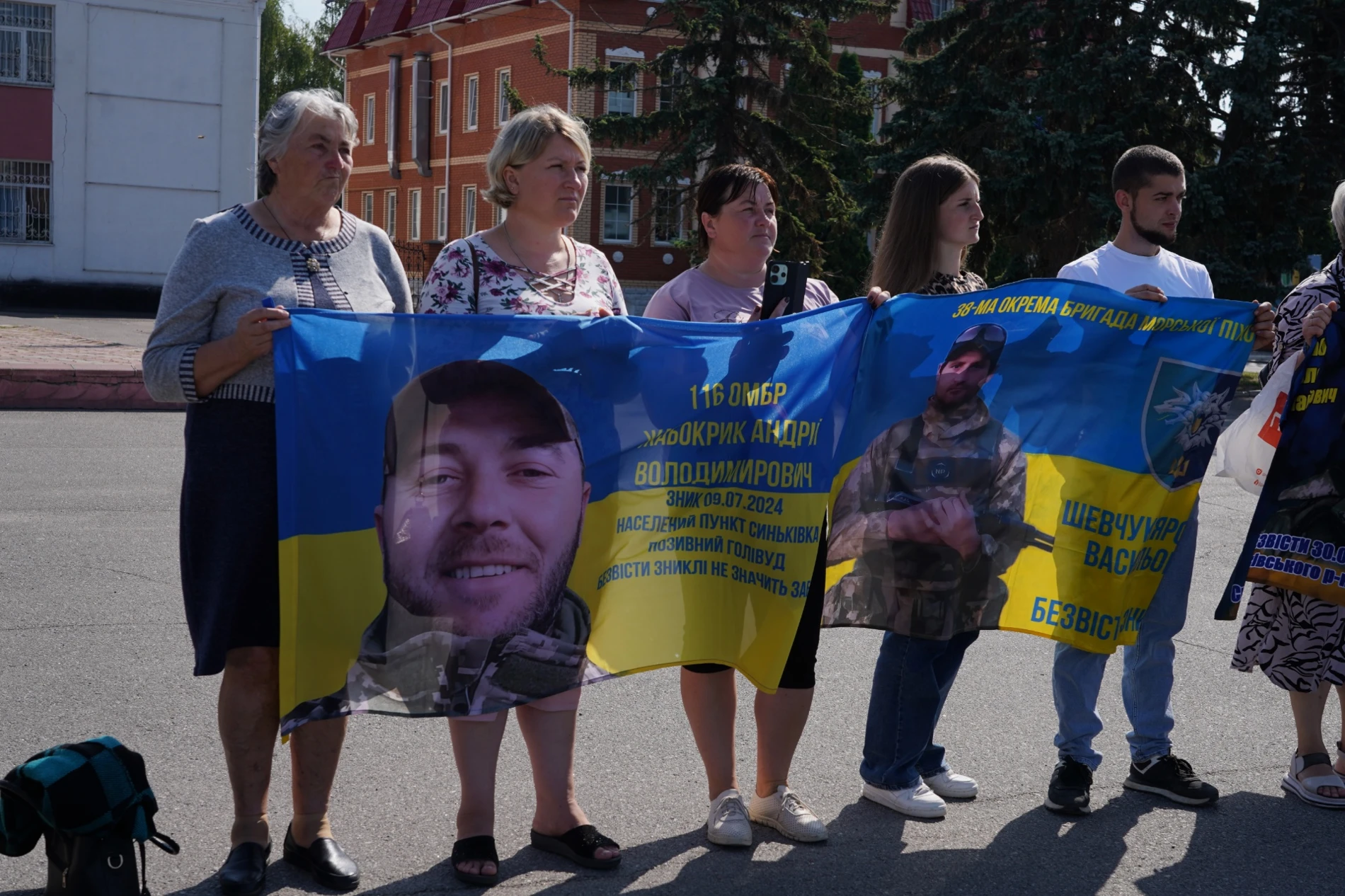 «Ми не припинимо чекати»: у Барі підтримали родини зниклих безвісти та полонених захисників