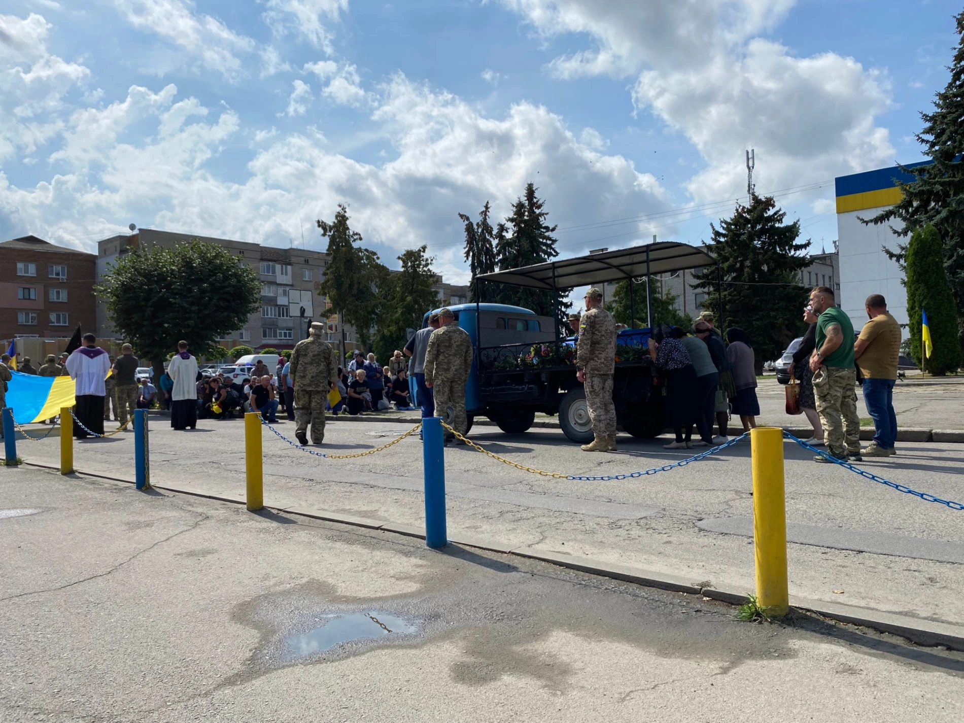 У Барській громаді попрощалися із Захисником Русланом Антонюком, якого майже два роки чекали додому