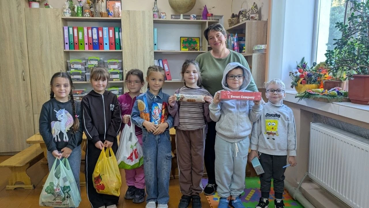 Барські школярі зібрали для захисників теплі речі, солодощі та напої
