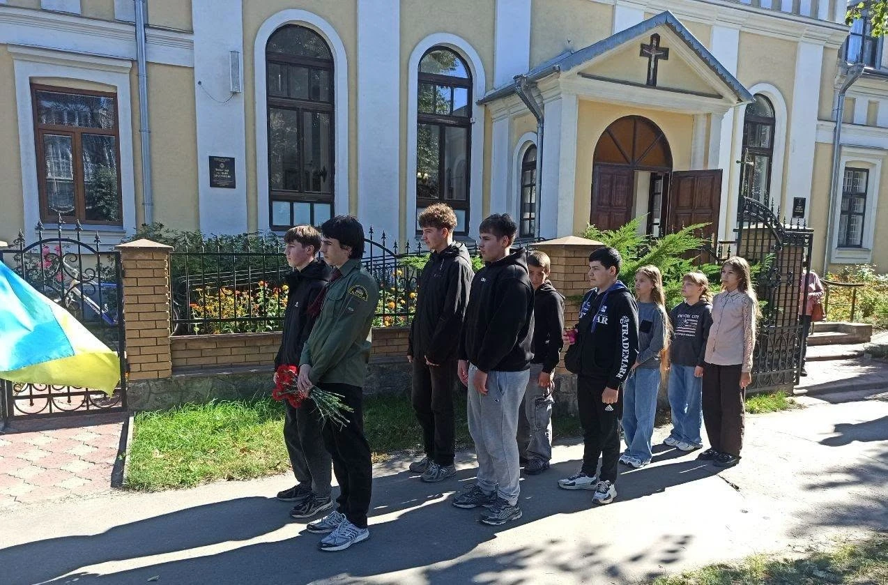 Пам’ятна хода та зустріч із бойовою медикинею: як у ліцеях Бара відзначили День захисників
