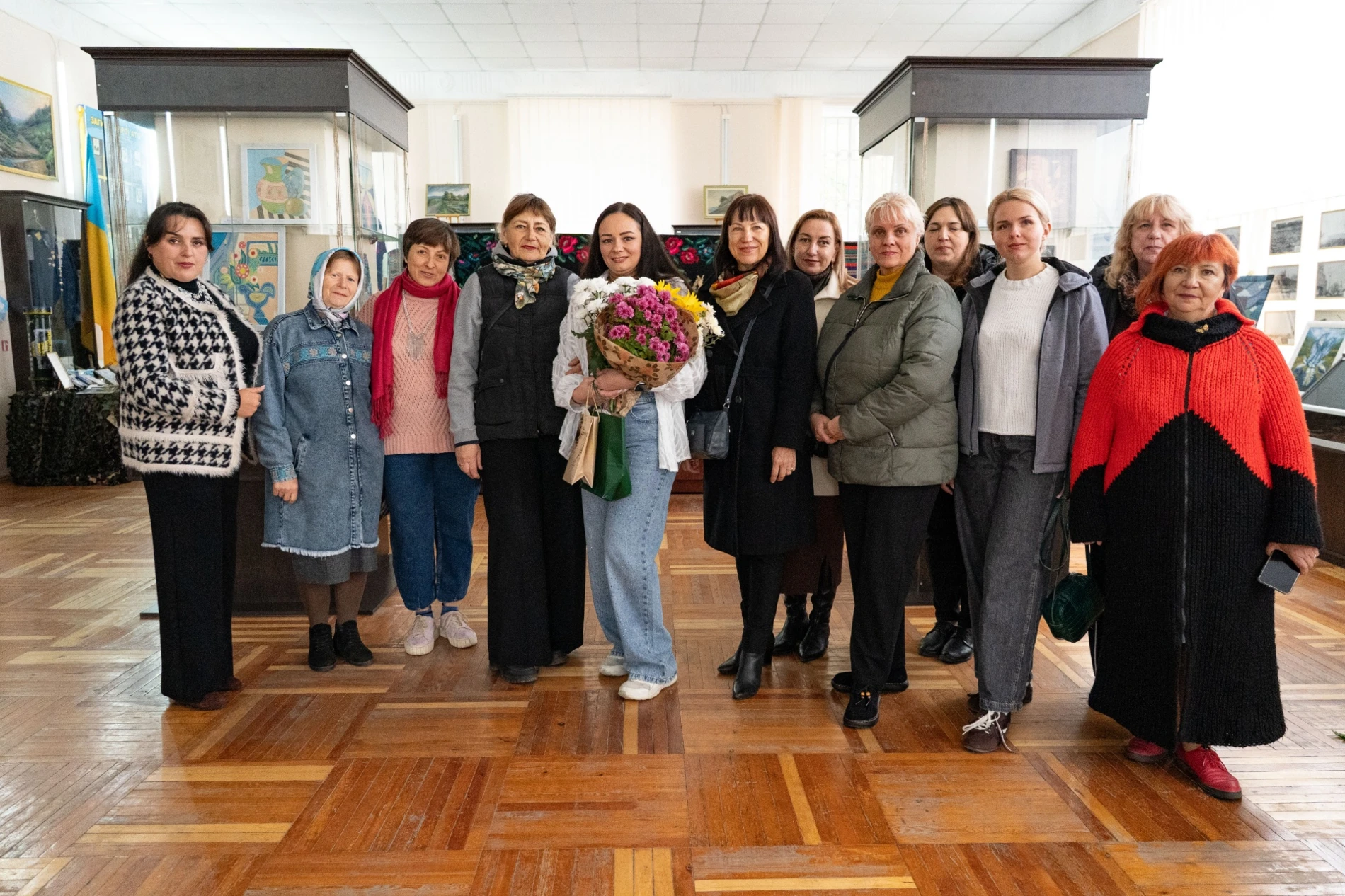 Від яскравих абстракцій до реалістичних пейзажів: у м. Бар відкрили виставку Надії Іванисько