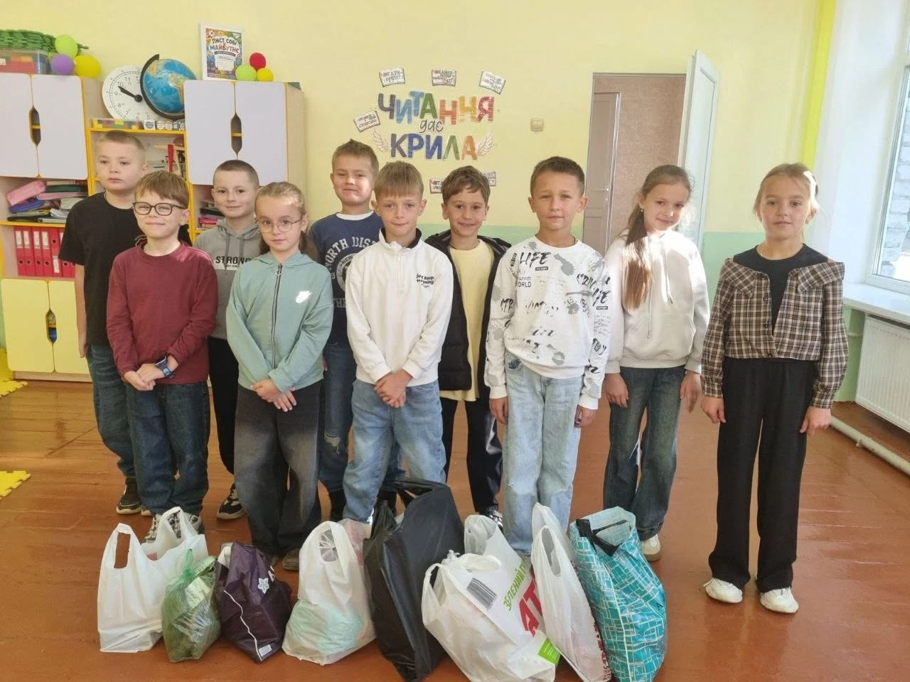 Барські школярі зібрали для захисників теплі речі, солодощі та напої