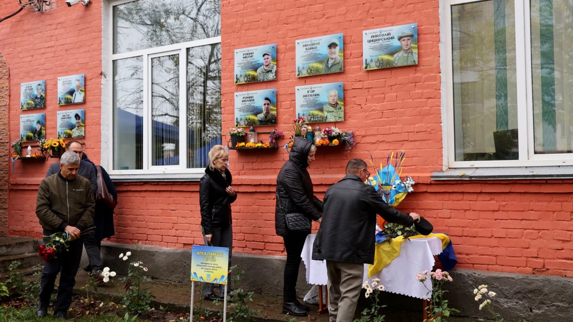 У Барському ліцеї №3 відкрили меморіальну дошку загиблому захиснику Анатолію Цицюрському