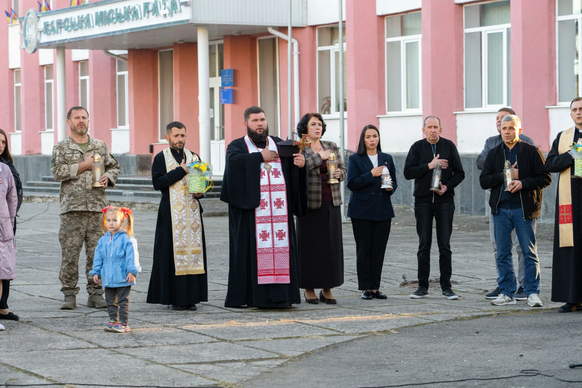 У м. Бар біля фотостели Героїв вшанували пам’ять загиблих Захисників громади