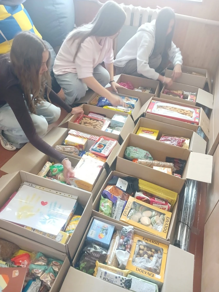 Барські школярі зібрали для захисників теплі речі, солодощі та напої