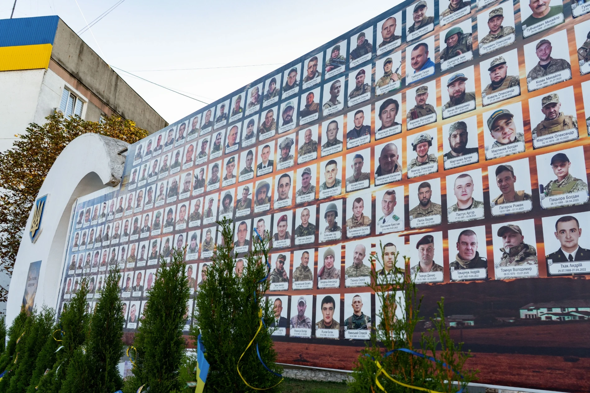 У м. Бар біля фотостели Героїв вшанували пам’ять загиблих Захисників громади