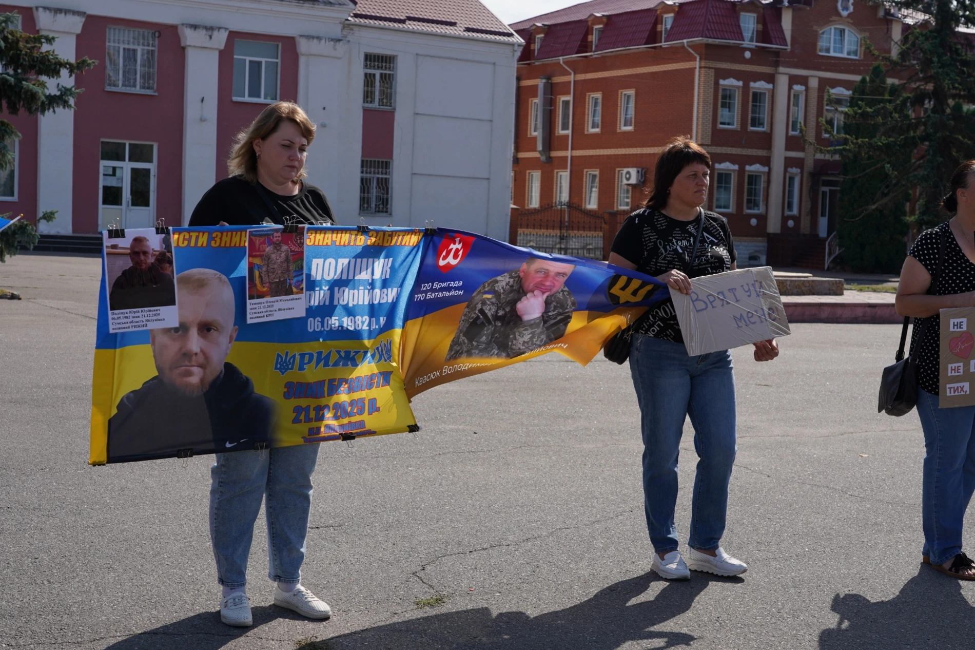 «Ми не припинимо чекати»: у Барі підтримали родини зниклих безвісти та полонених захисників