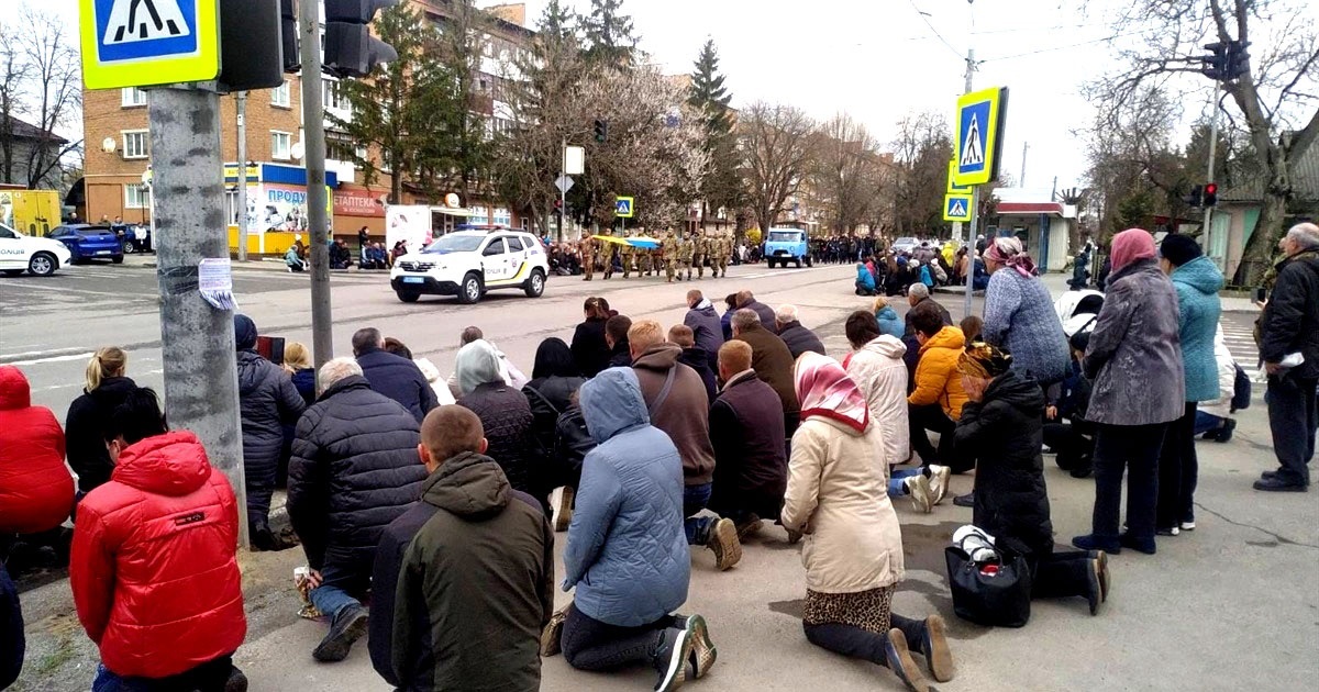 Андрія зустрічали сотні земляків на колінах 
