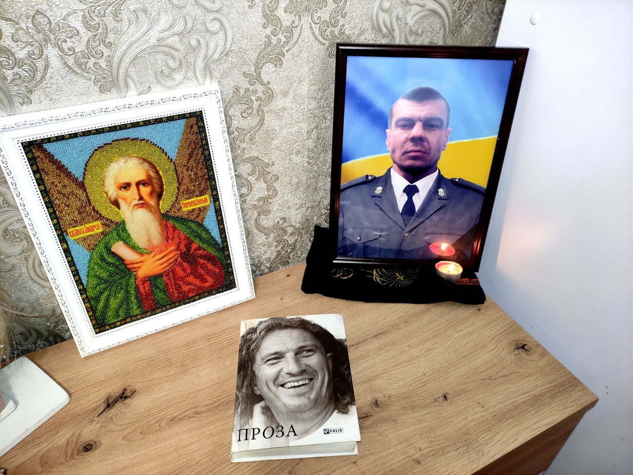 Світлана з донькою облаштувала куточок пам'яті про Героя тата та чоловіка 