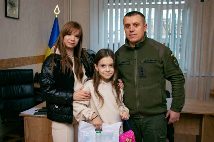 У військовій частині, де служив батько Варвари, дівчинку нагородили за участь у конкурсі малюнку 