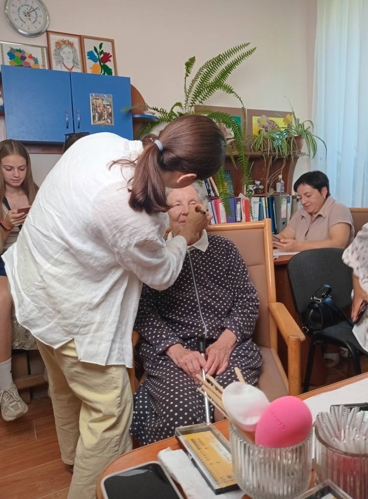 у центрі «Милосердя» провели б’юті-фотосесію для жінок елегантного віку