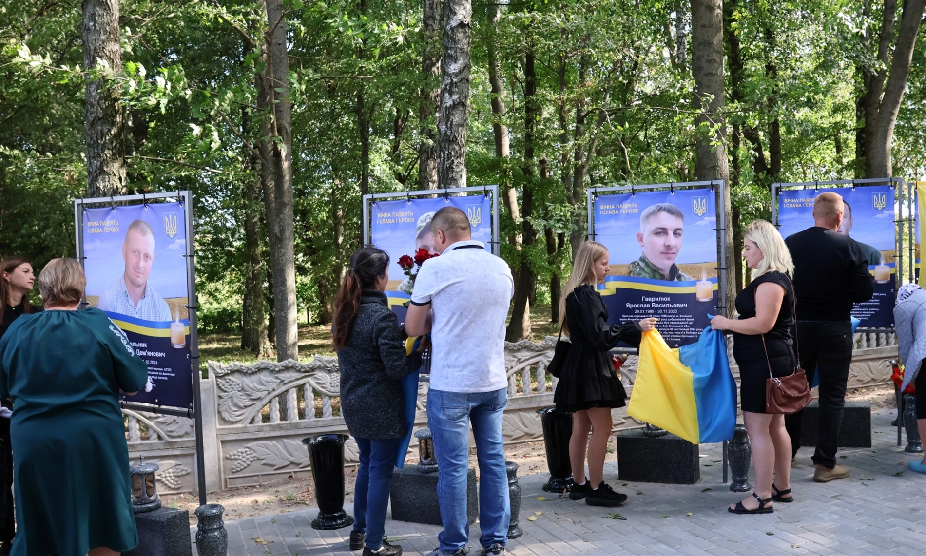 В Іванівцях Барської громади відкрили Алею Слави Героям