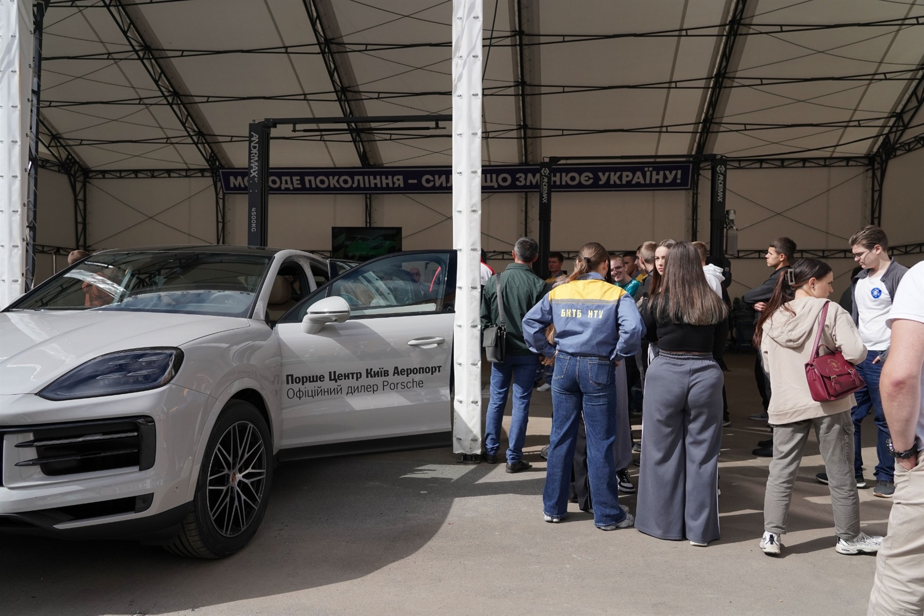 У Барському коледжі транспорту та будівництва презентували нові авто світових брендів