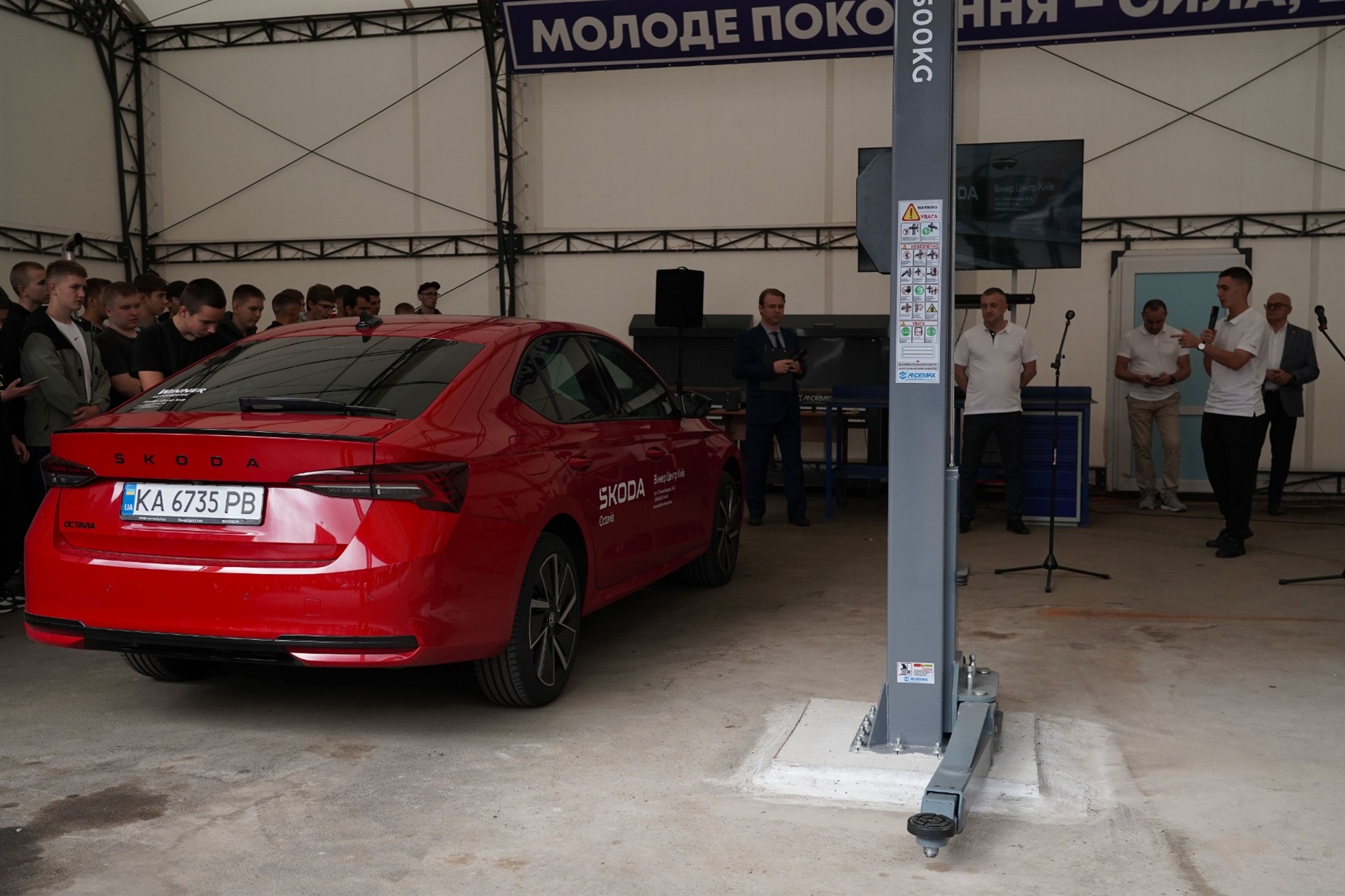 У Барському коледжі транспорту та будівництва презентували нові авто світових брендів