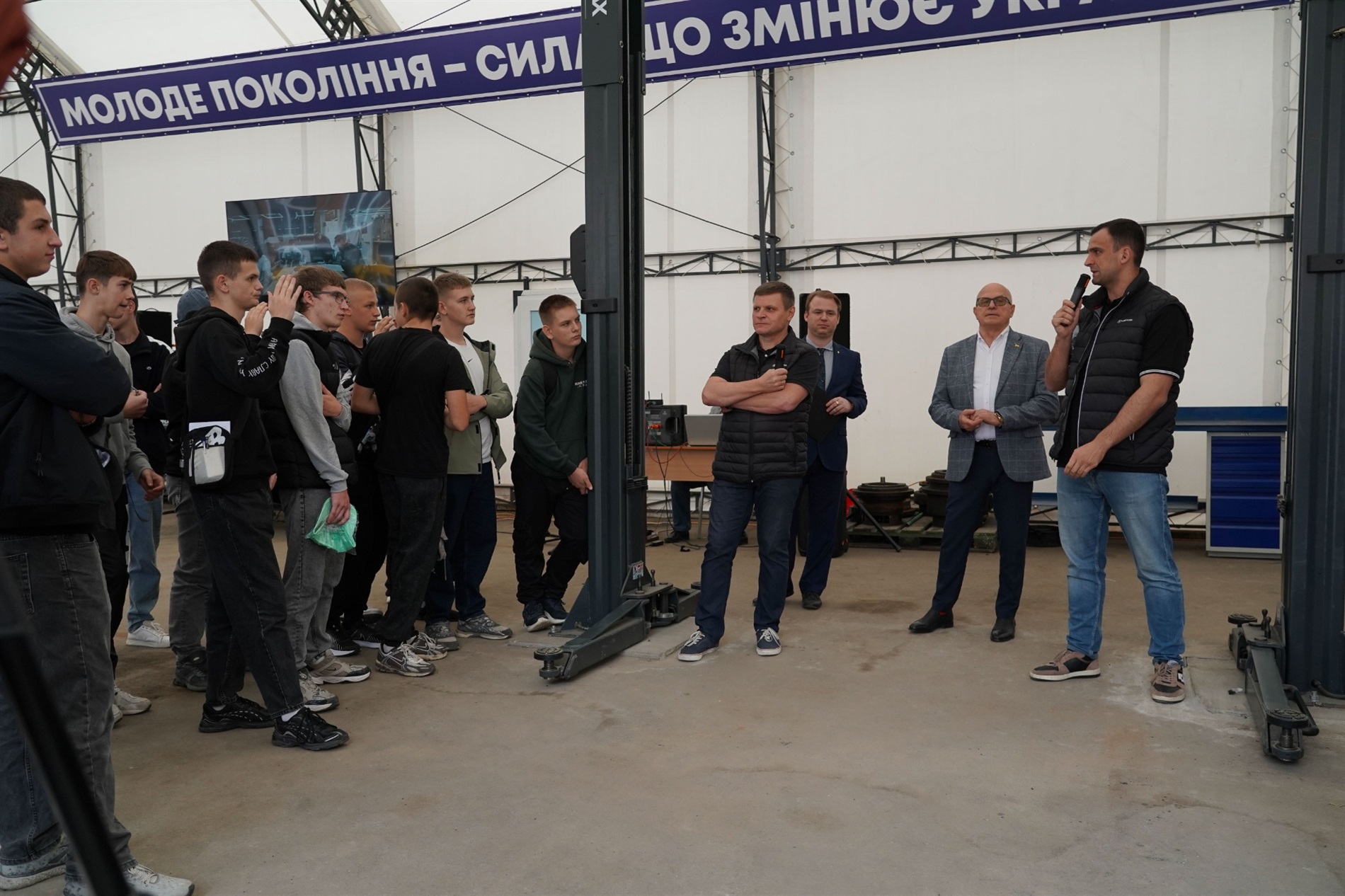 У Барському коледжі транспорту та будівництва презентували нові авто світових брендів