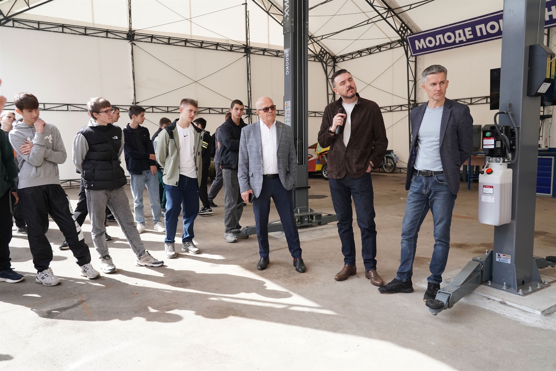 У Барському коледжі транспорту та будівництва презентували нові авто світових брендів