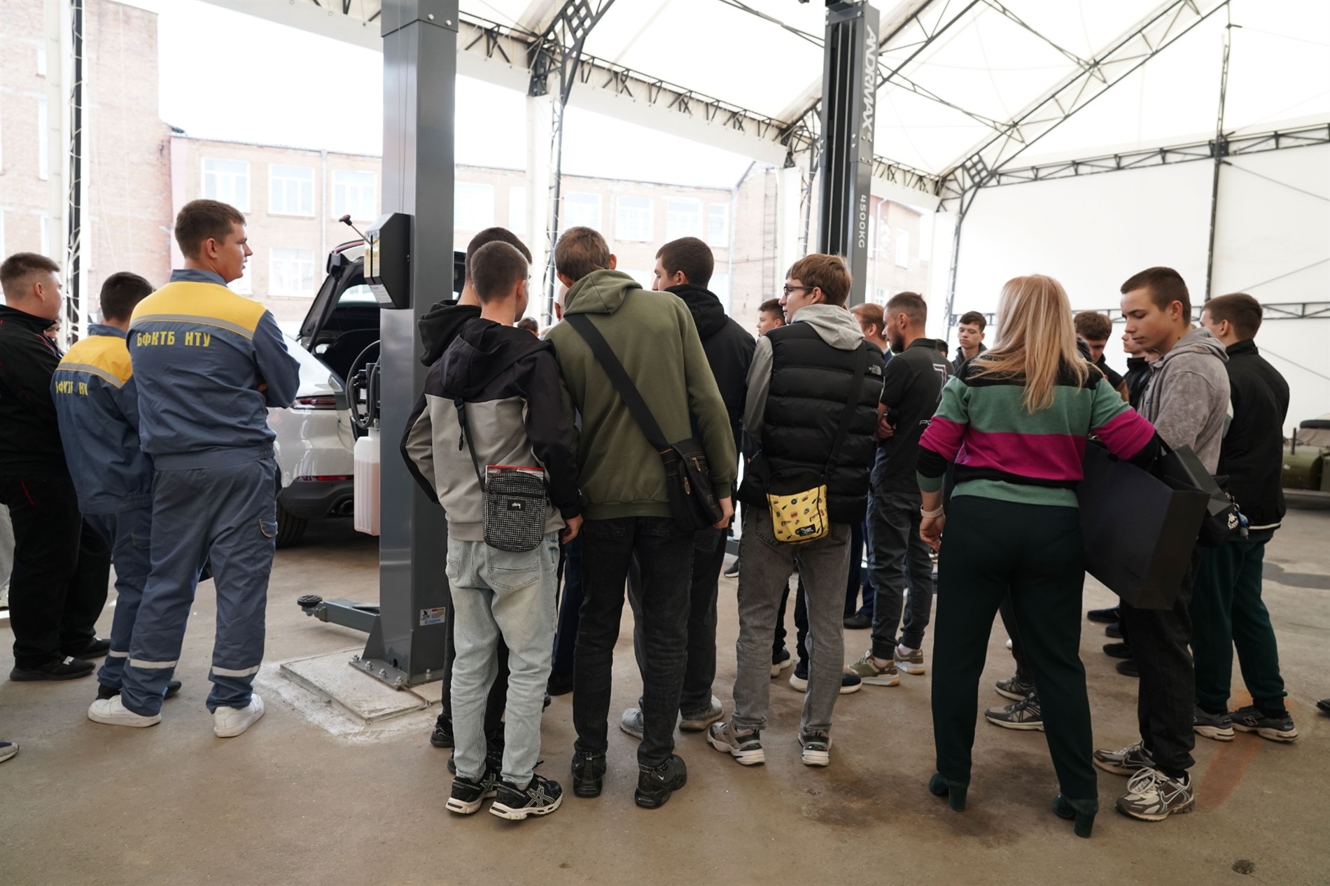 У Барському коледжі транспорту та будівництва презентували нові авто світових брендів