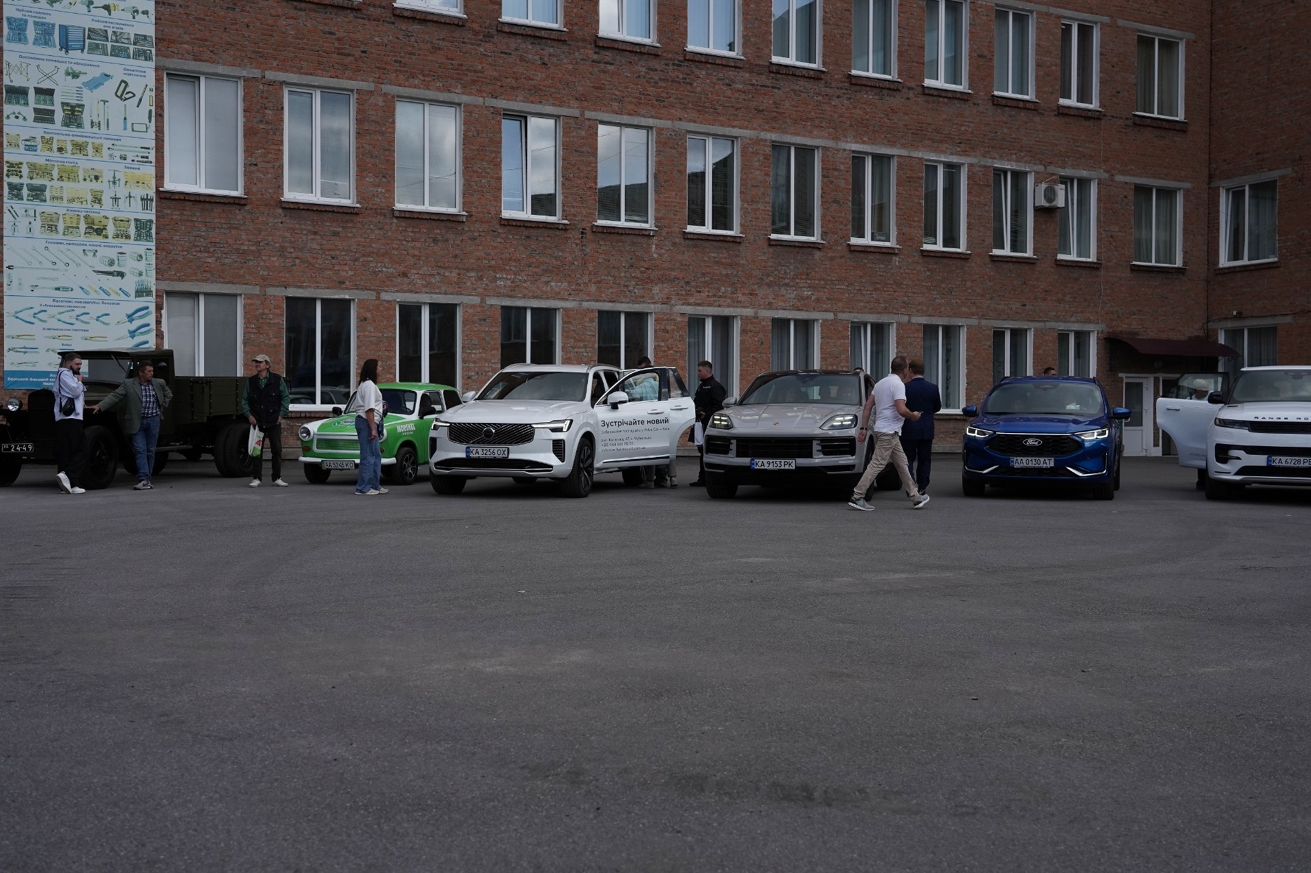 У Барському коледжі транспорту та будівництва презентували нові авто світових брендів