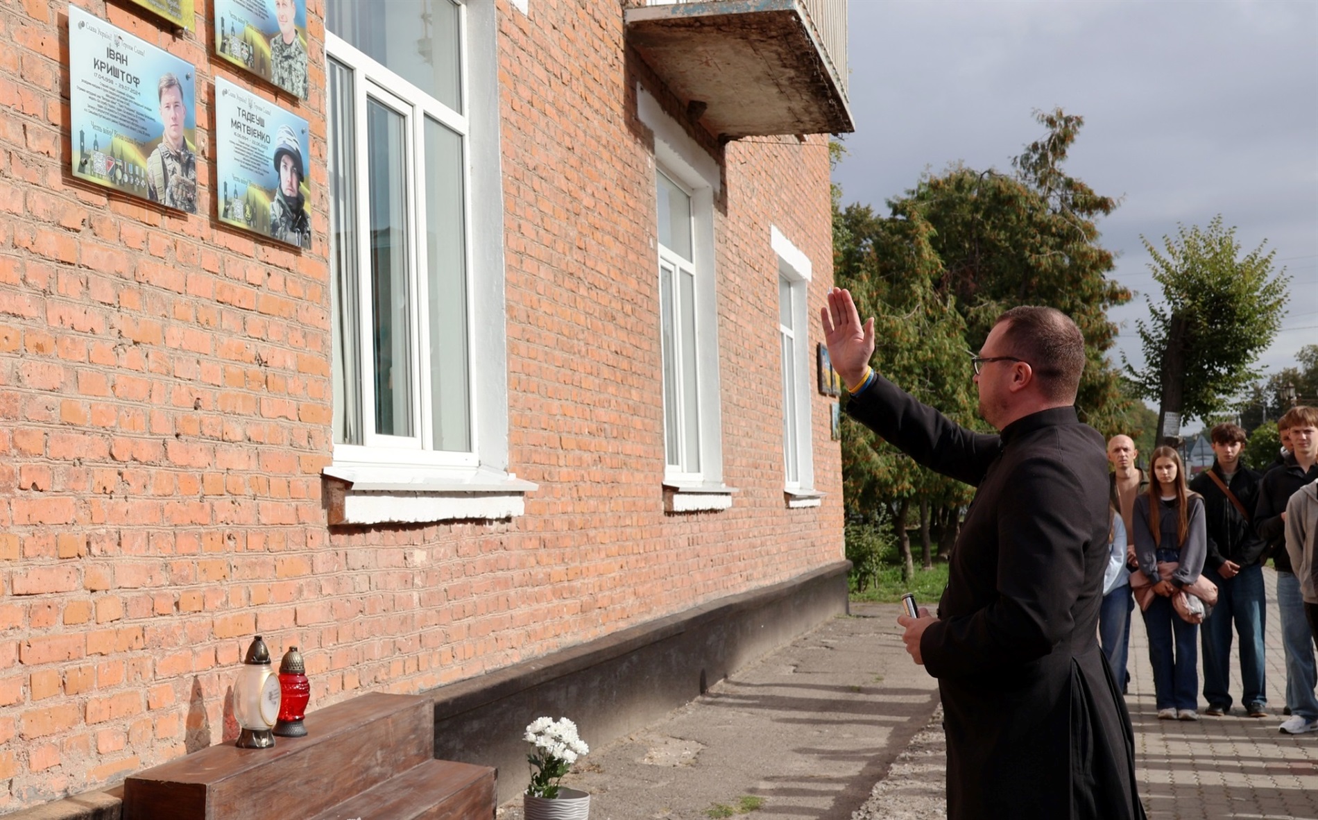 В Барі на території ліцею №2 відкрили меморіальну дошку Тадеушу Матвієнку