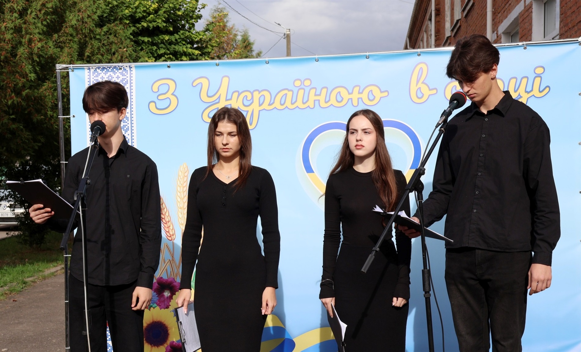 В Барі на території ліцею №2 відкрили меморіальну дошку Тадеушу Матвієнку