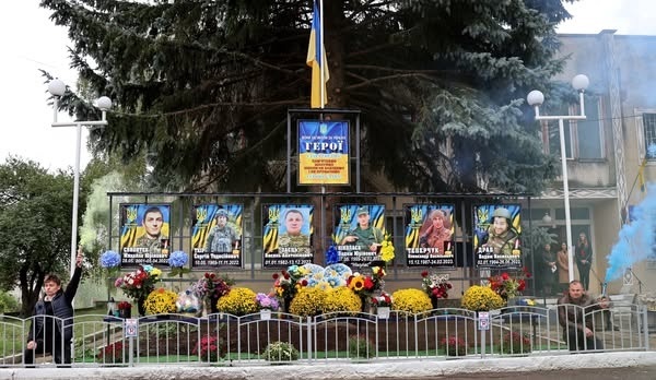 У Гармаках Барської громади відкрили меморіальну стелу Героям