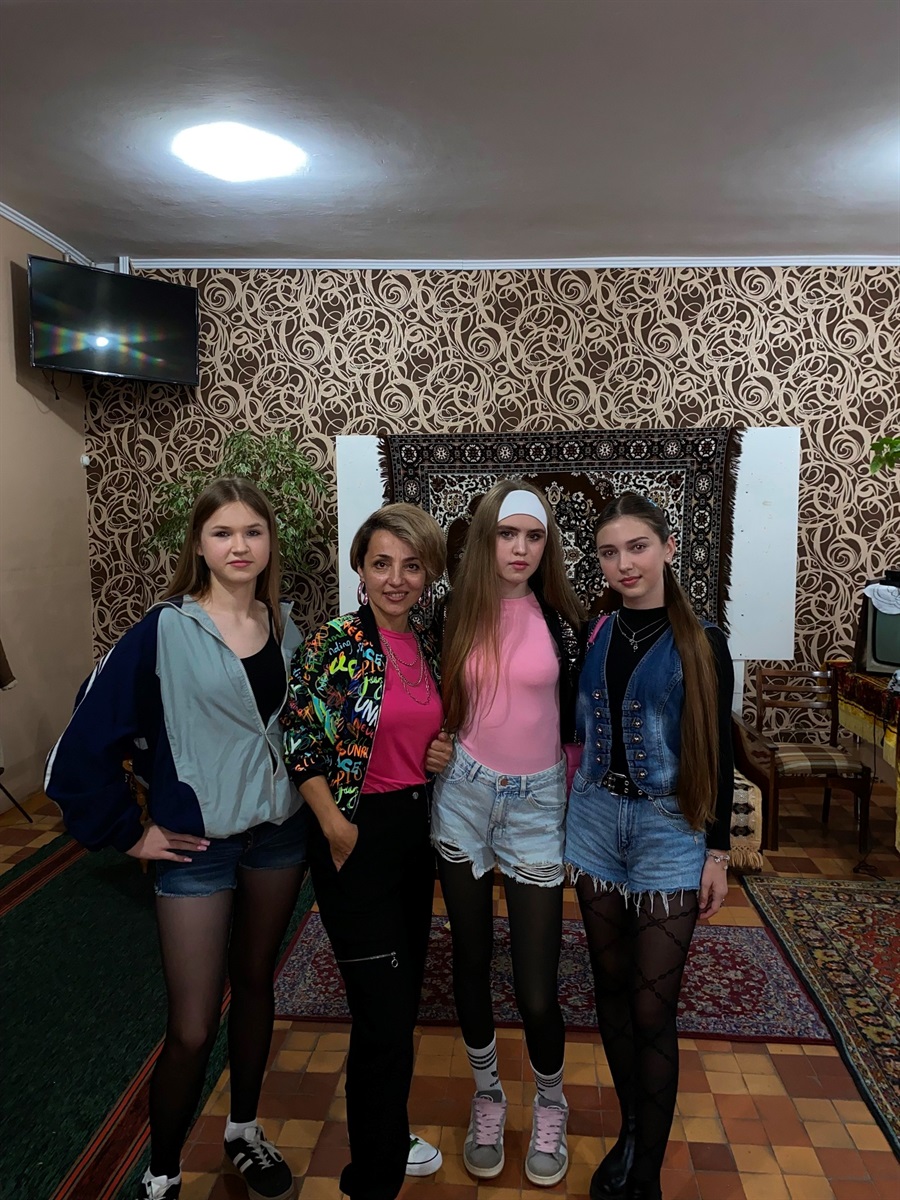 У Барському ліцеї №1 провели благодійну дискотеку у стилі 90-х: долучилися учні, вчителі та кішка