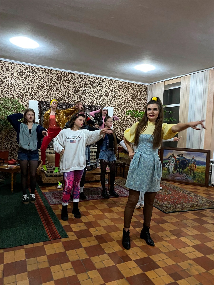 У Барському ліцеї №1 провели благодійну дискотеку у стилі 90-х: долучилися учні, вчителі та кішка