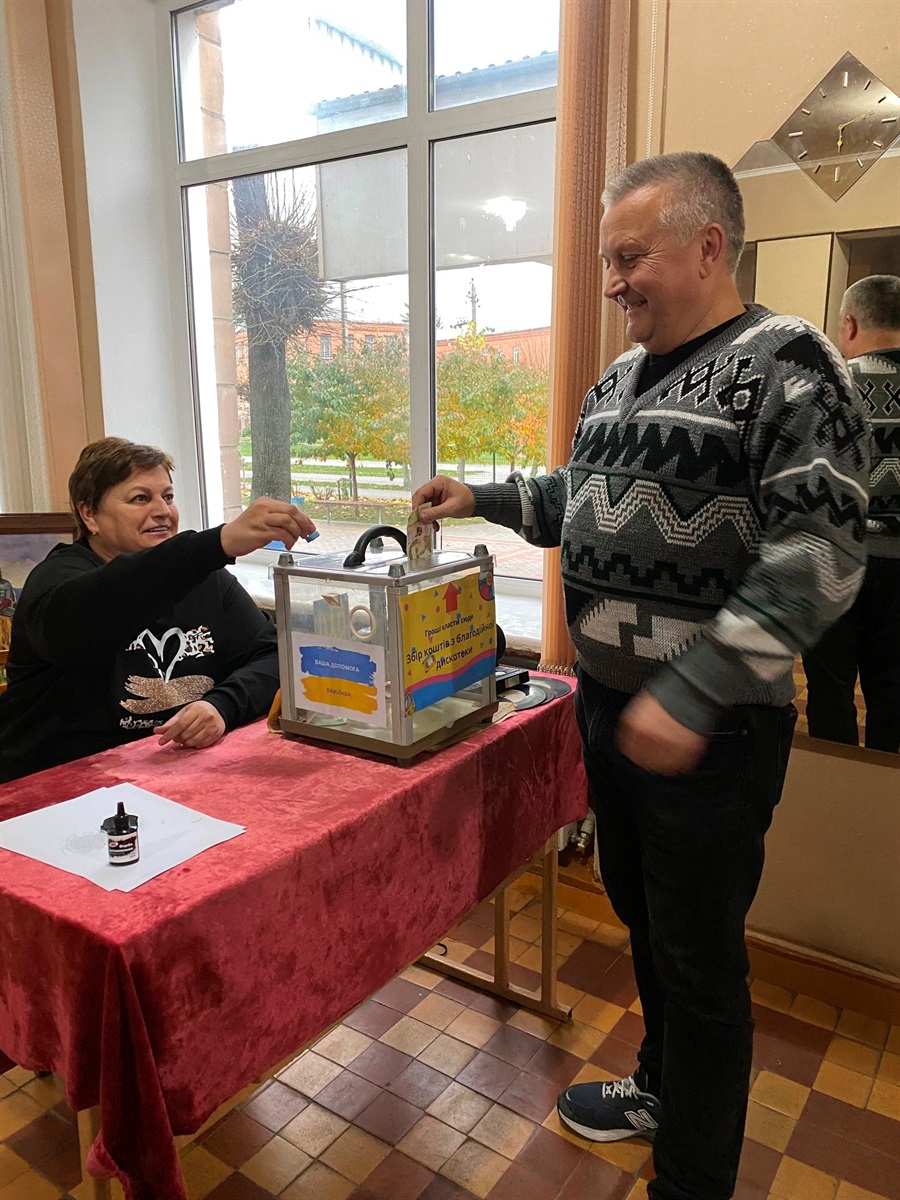 У Барському ліцеї №1 провели благодійну дискотеку у стилі 90-х: долучилися учні, вчителі та кішка