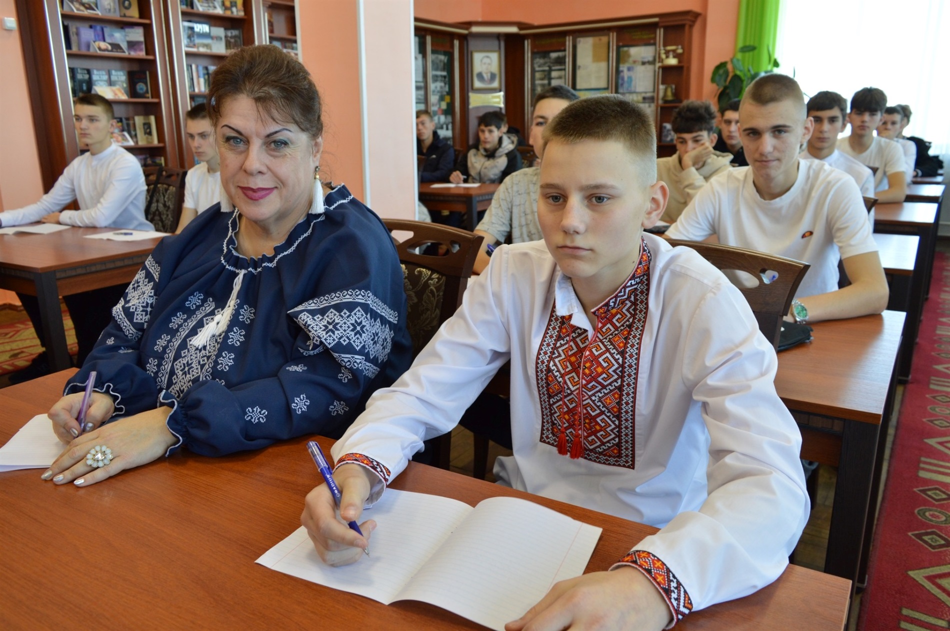 Барчани написали радіодиктант національної єдності. Де ще раз прослухати і куди здавати роботи
