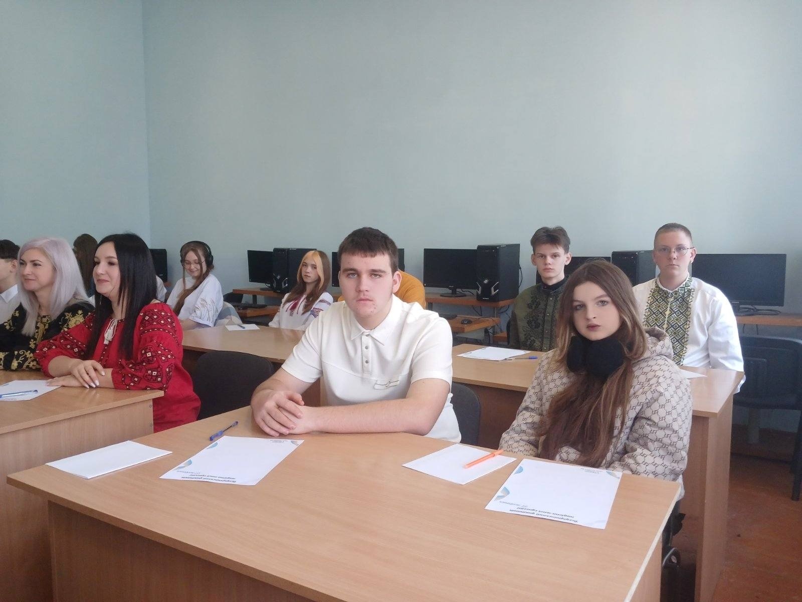 Барчани написали радіодиктант національної єдності. Де ще раз прослухати і куди здавати роботи