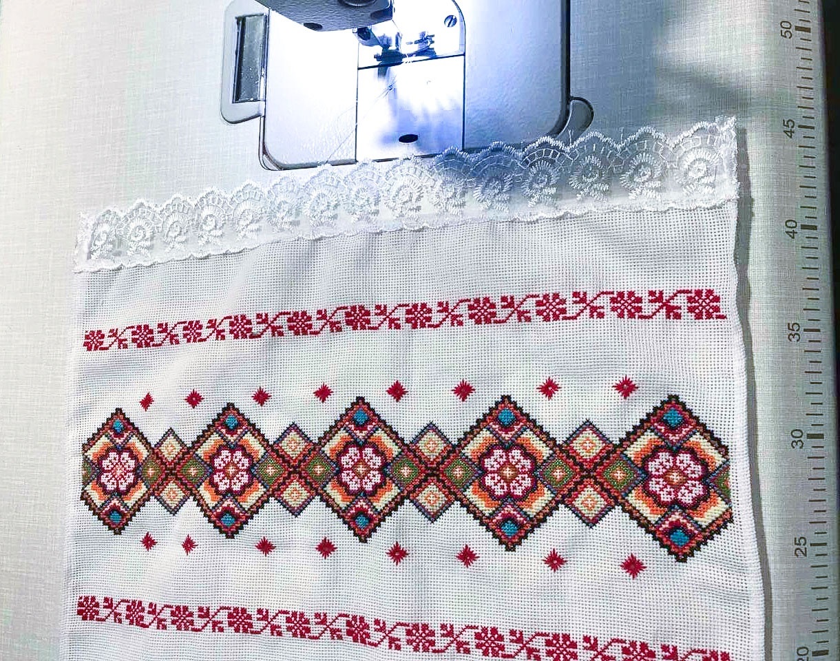 Барська вишивальниця Юлія Зарічна: «Кожен хрестик — це молитва і код нашої пам’яті»