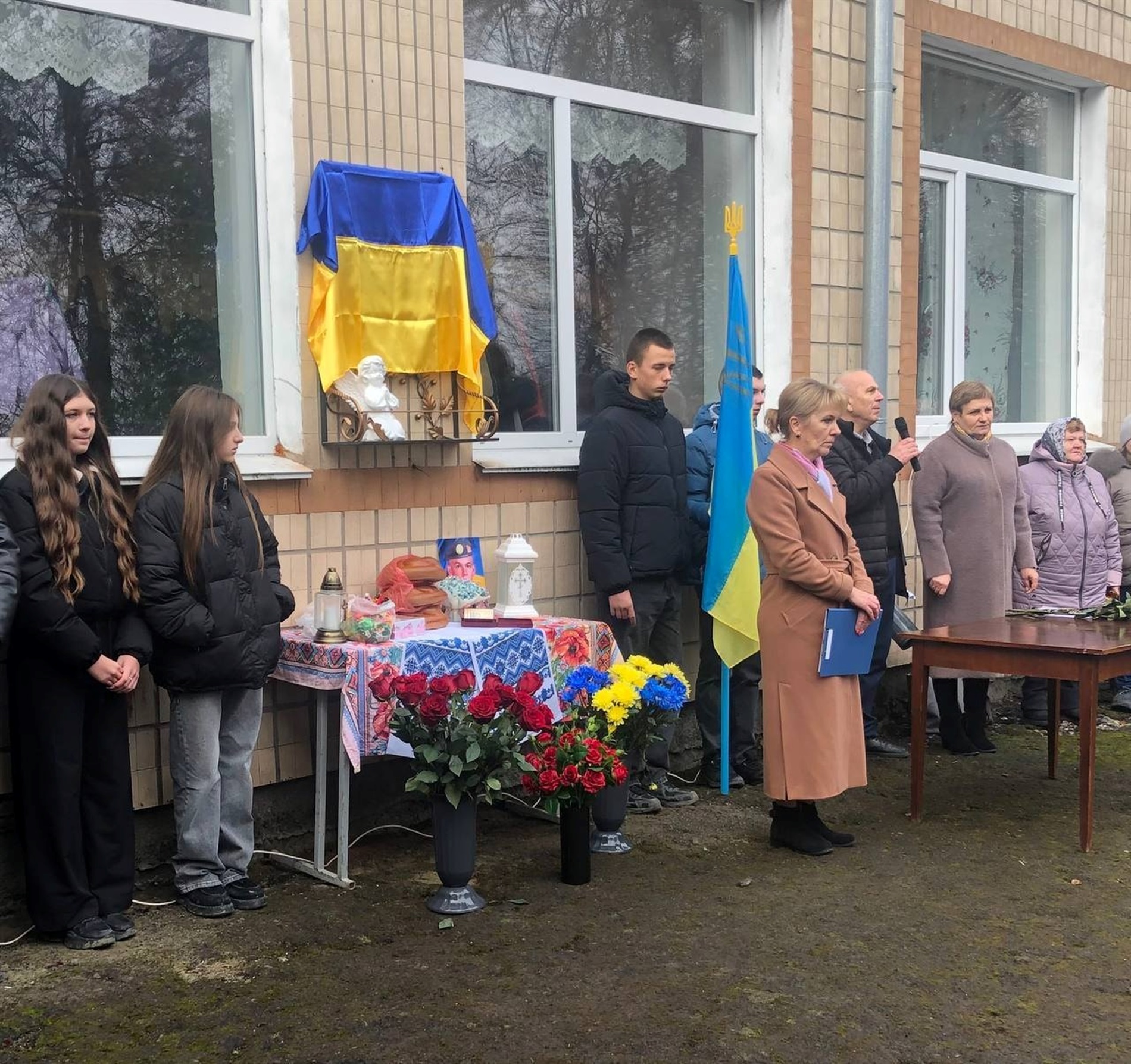 У Копайгородському ліцеї відкрили меморіальну дошку захиснику та Герою Сергію Патлатюку