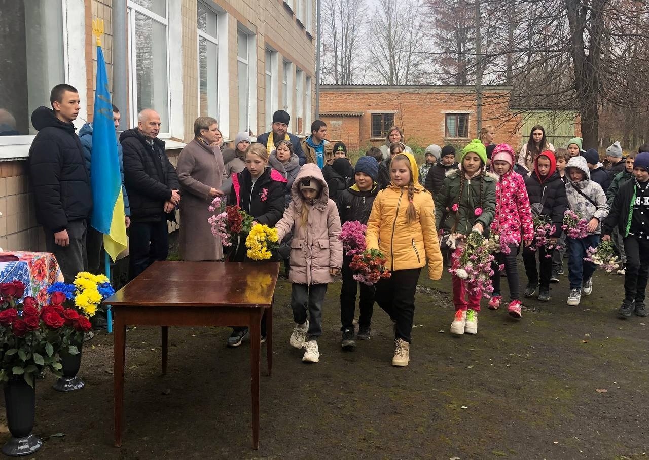 У Копайгородському ліцеї відкрили меморіальну дошку захиснику та Герою Сергію Патлатюку