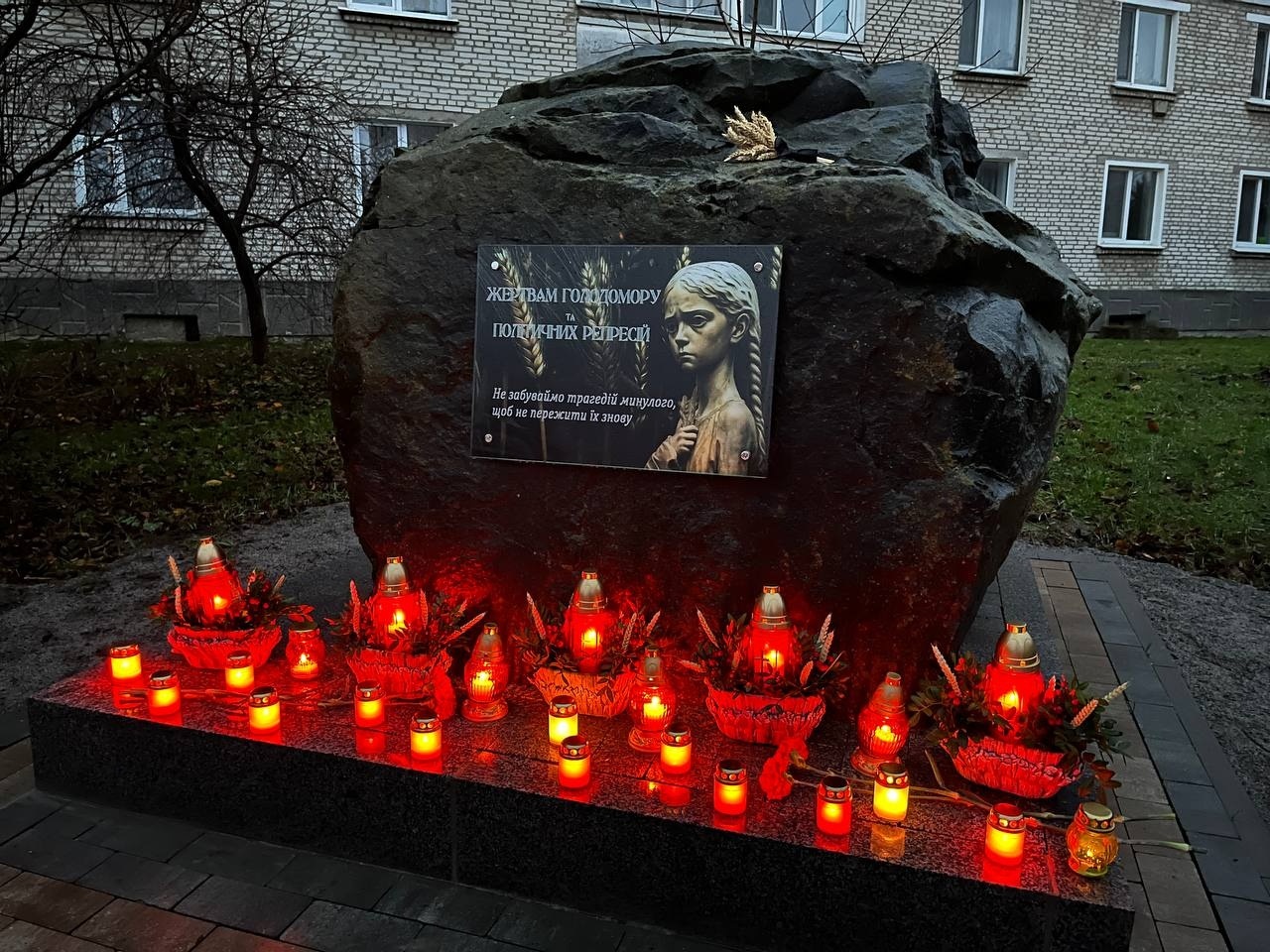 В м. Бар шанували пам’ять жертв Голодомору: мітинг-реквієм і лампадки пам’яті