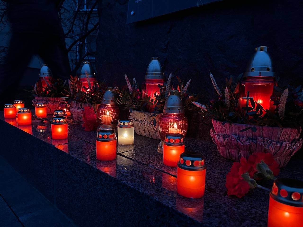 В м. Бар шанували пам’ять жертв Голодомору: мітинг-реквієм і лампадки пам’яті