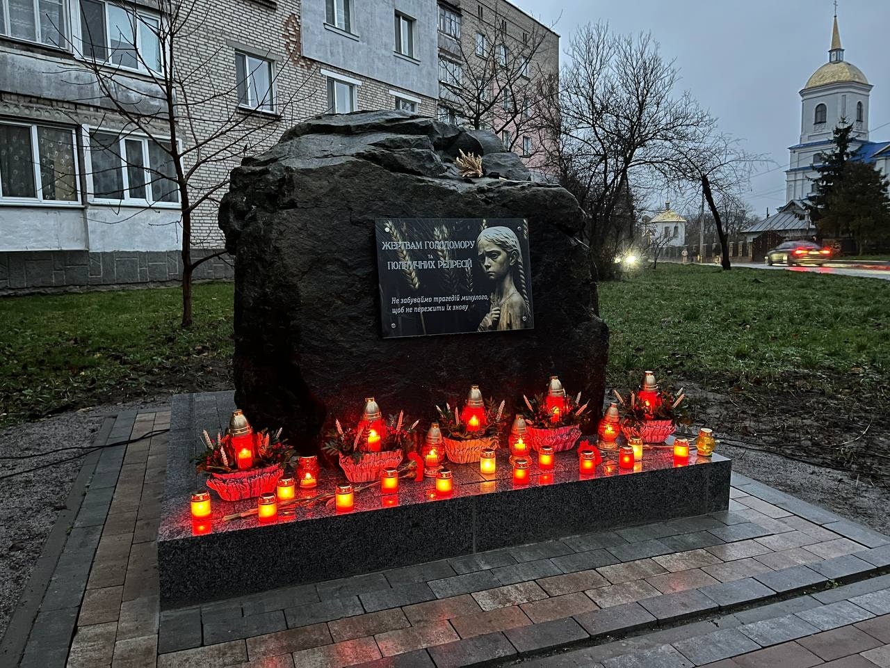 В м. Бар шанували пам’ять жертв Голодомору: мітинг-реквієм і лампадки пам’яті