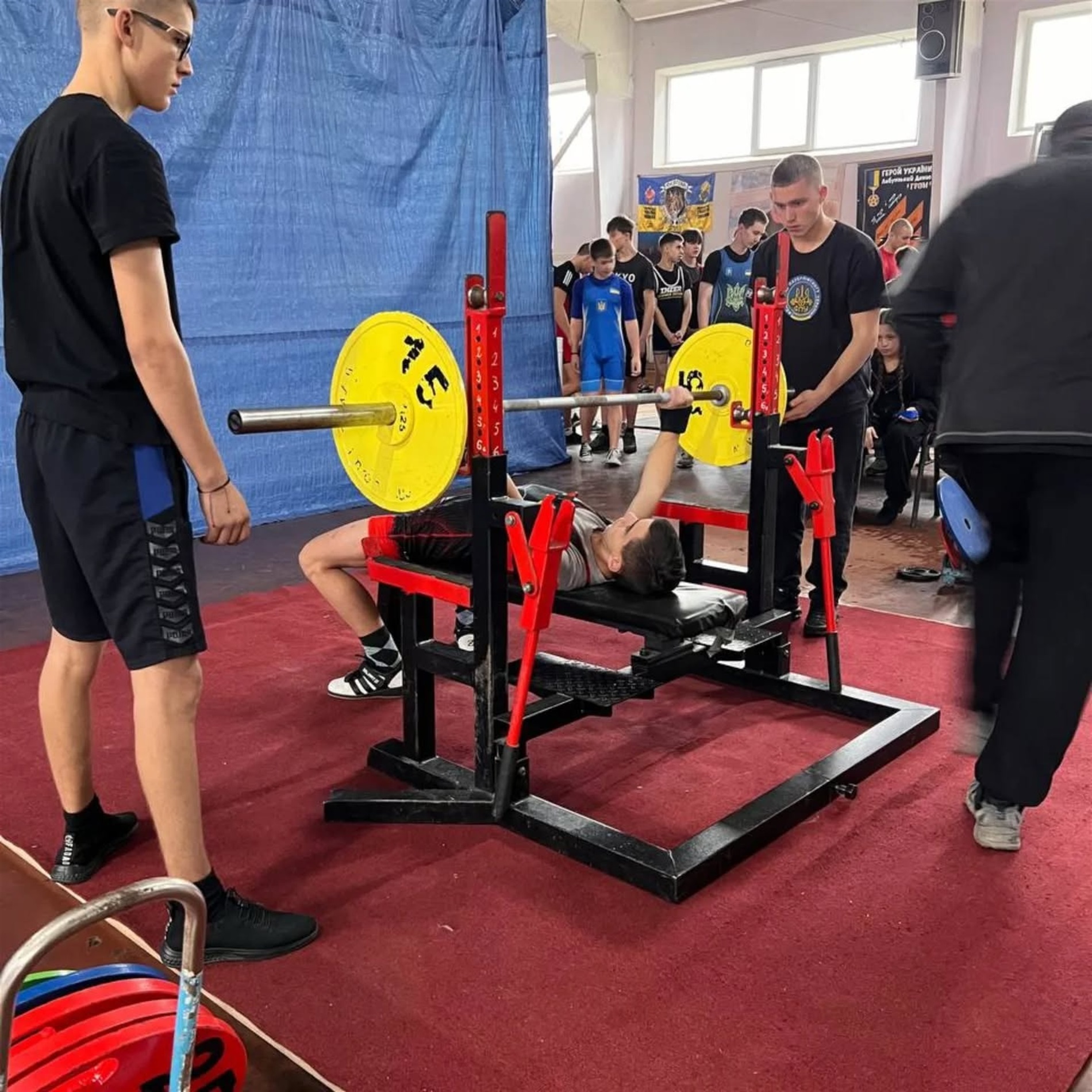 Спортивна підбірка: успіхи барських спортсменів у жимі лежачи, шашках та футзалі