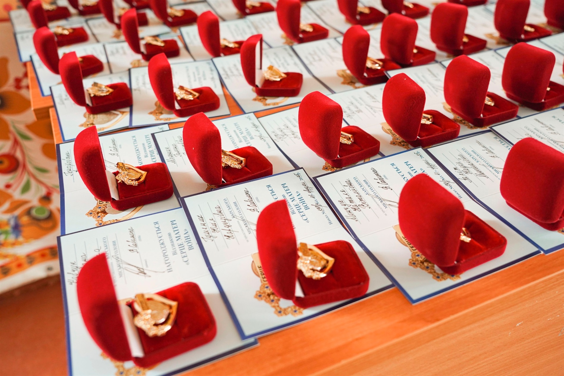 У Барі вручили памʼятні відзнаки «Серце матері Воїна» матерям полеглих Героїв