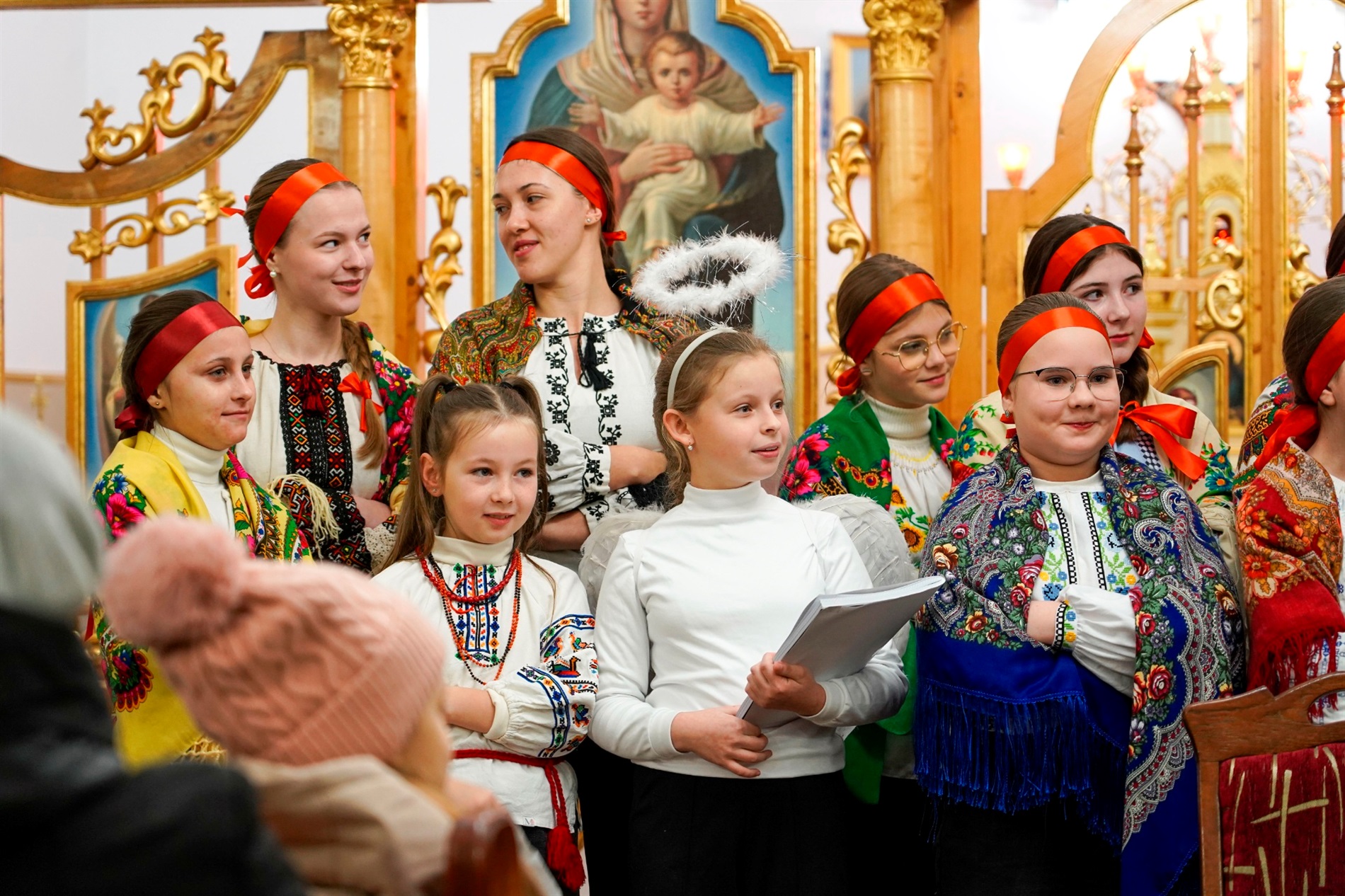 Ансамбль «Джерельце» привітав барчан з Днем святого Миколая в греко-католицькій церкві: фото, відео