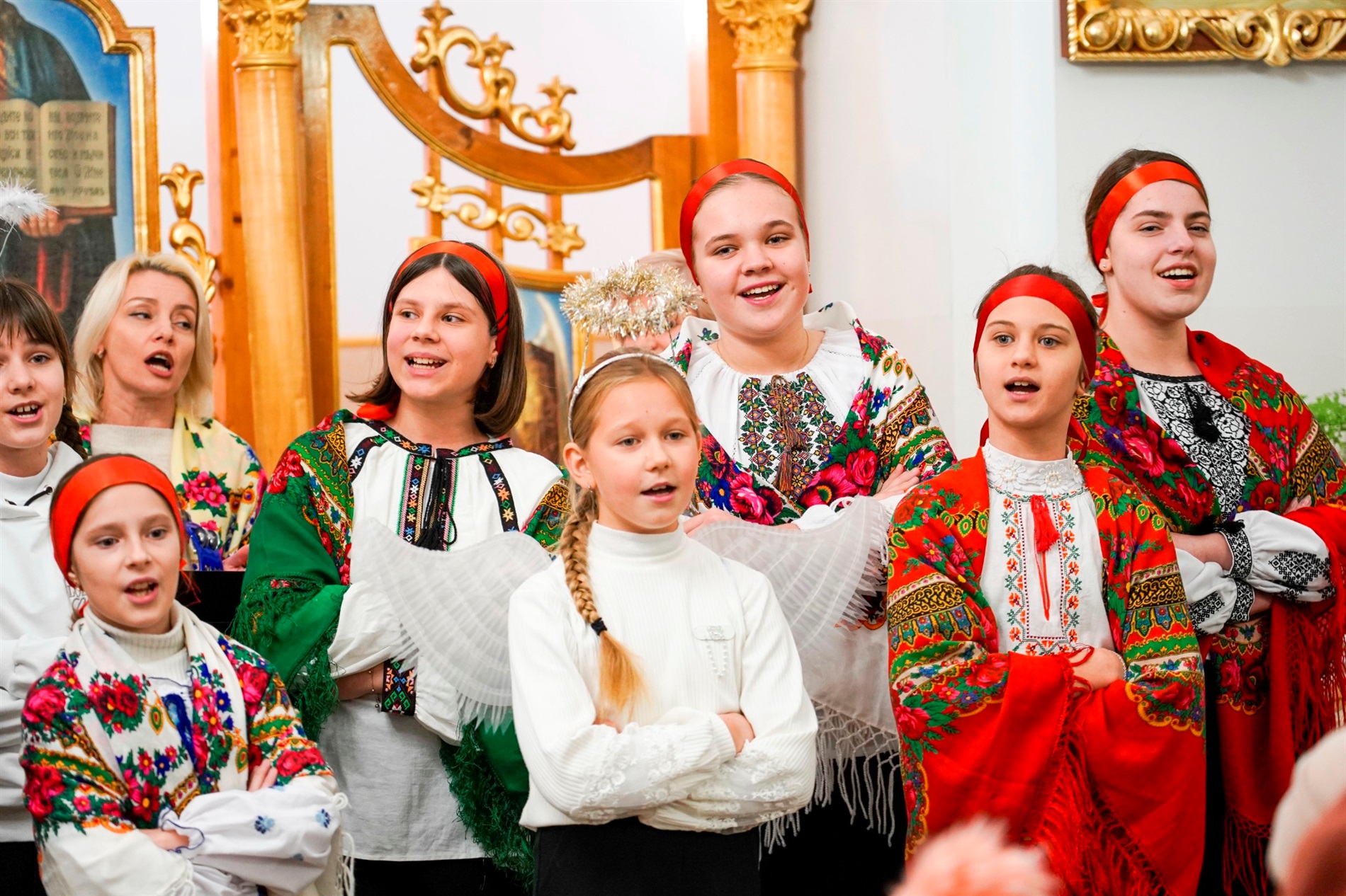 Ансамбль «Джерельце» привітав барчан з Днем святого Миколая в греко-католицькій церкві: фото, відео