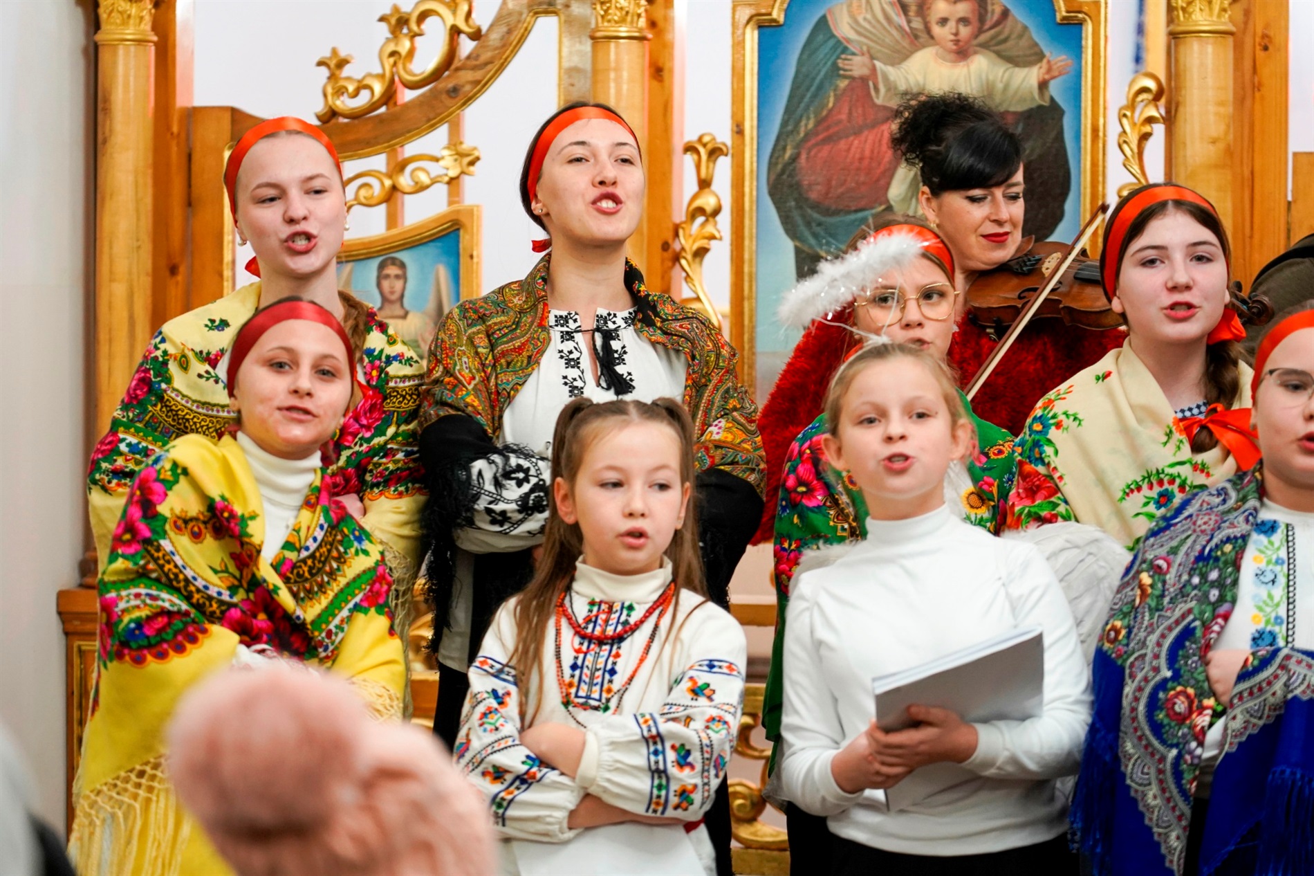 Ансамбль «Джерельце» привітав барчан з Днем святого Миколая в греко-католицькій церкві: фото, відео