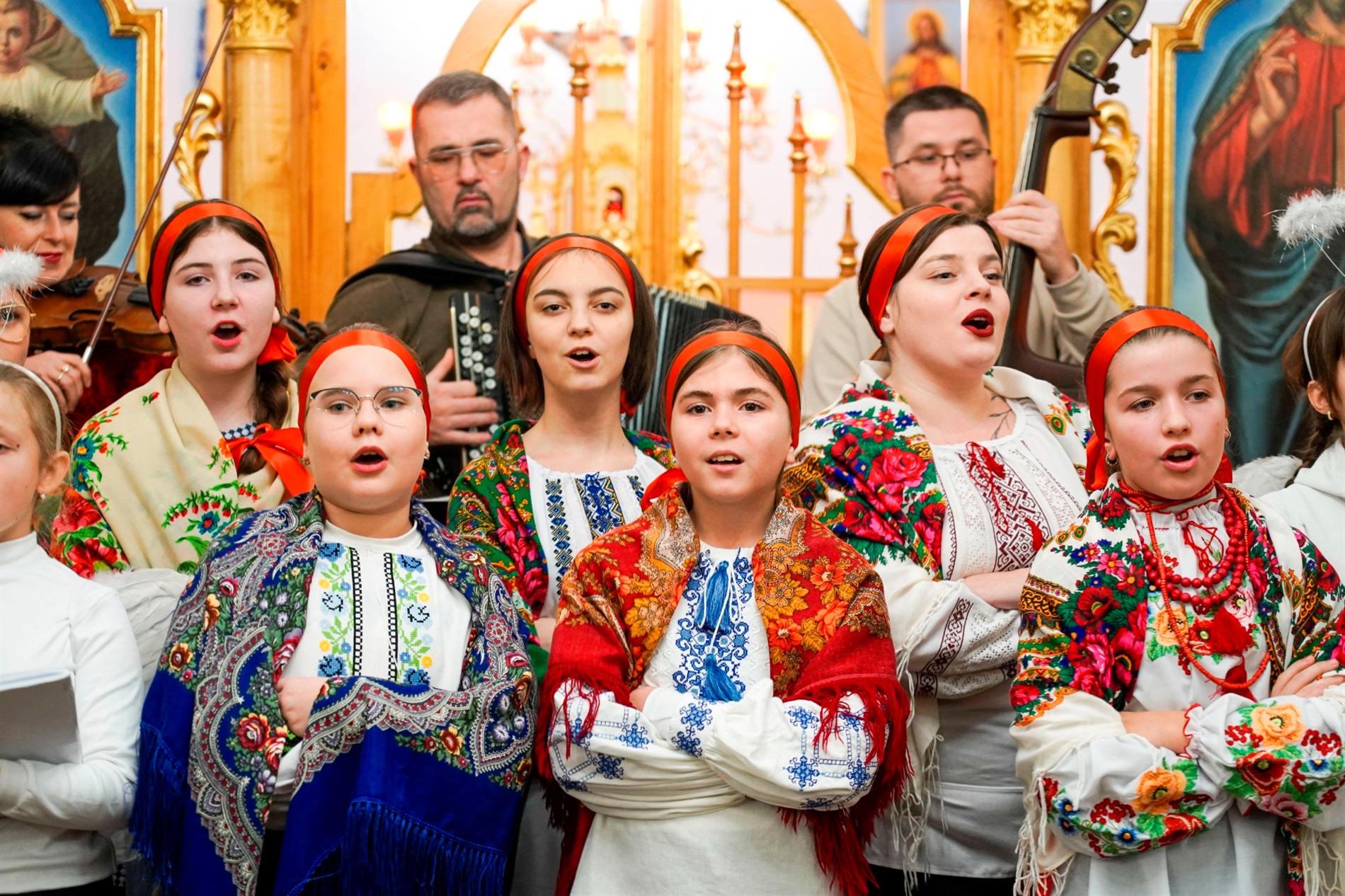 Ансамбль «Джерельце» привітав барчан з Днем святого Миколая в греко-католицькій церкві: фото, відео