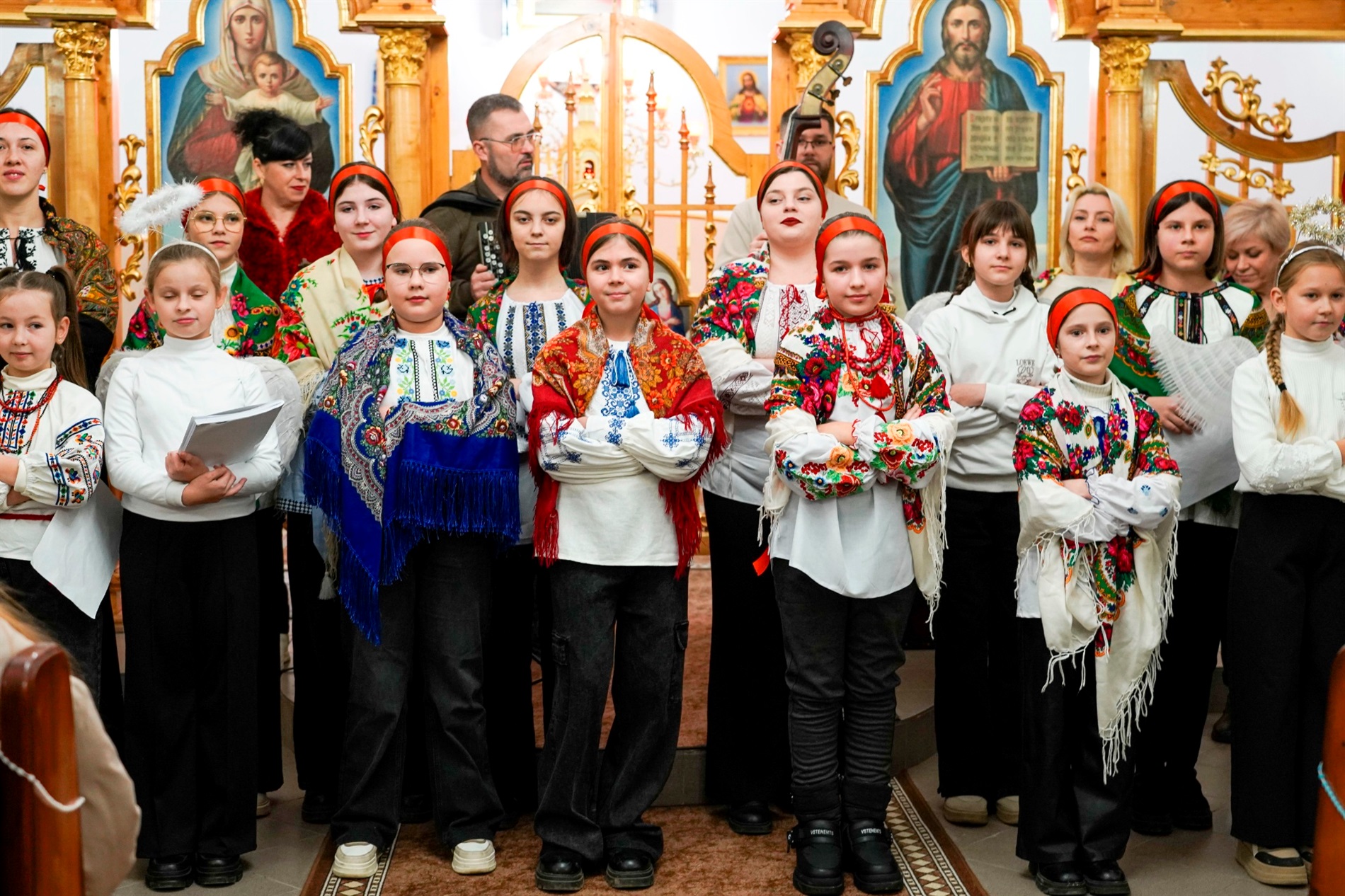 Ансамбль «Джерельце» привітав барчан з Днем святого Миколая в греко-католицькій церкві: фото, відео